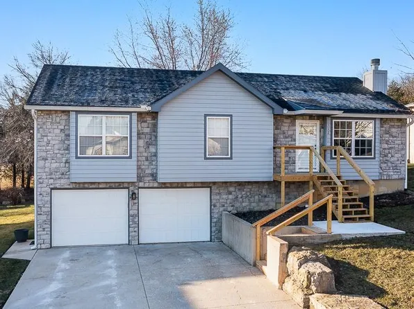 112 Twin Cedar St, Tonganoxie, KS 66086
