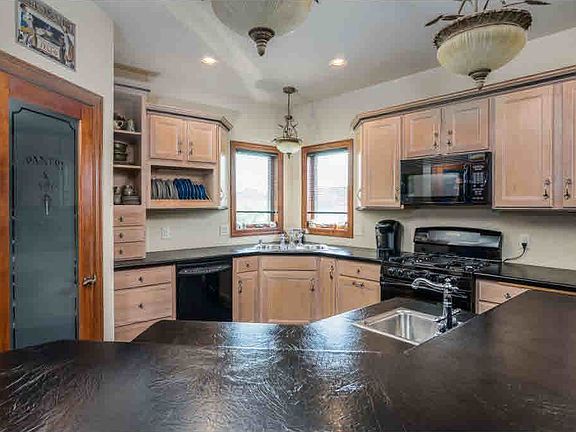 3rd image of 905 Kernan Ave