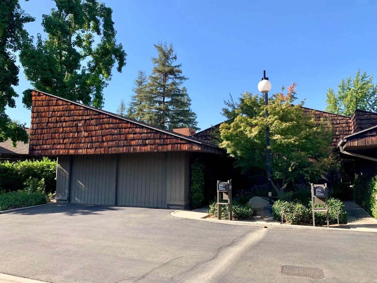 5077 N Van Ness Blvd photo 1