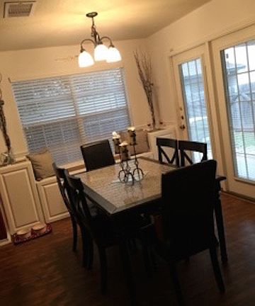 Eat-in kitchen/window seat