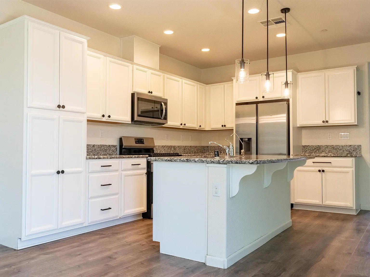 4 bed, 2076 sqft, $2,800 — Photo 4