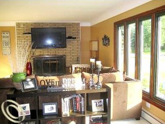 LOTS OF NATURAL LIGHT