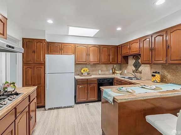 3rd image of 685 Templeton Ave