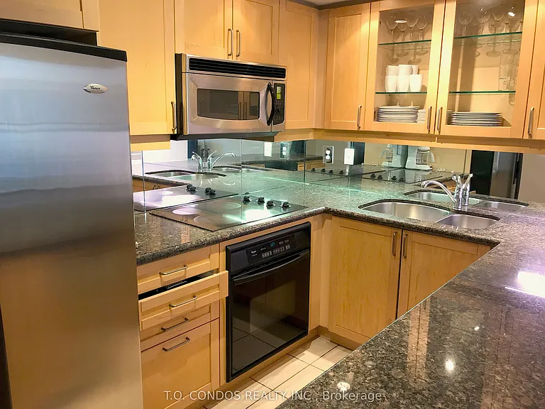 140 Simcoe St #610 — Photo 8