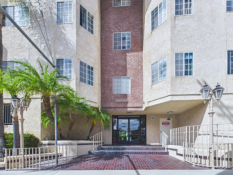 11641 Valley Spring Lane Apartments — Photo 13
