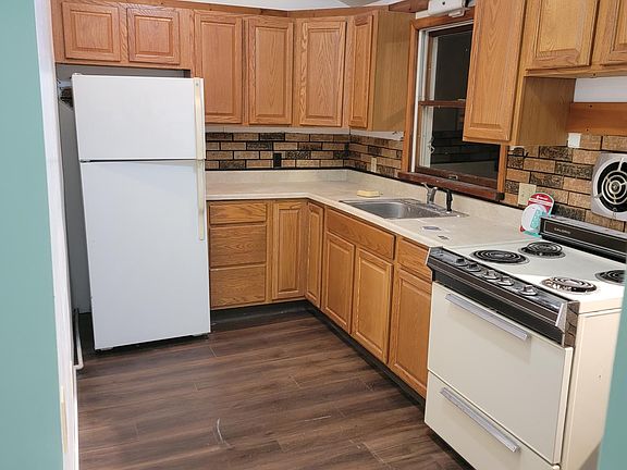 NOTE New fridge and stove to be installed Friday. Will update kitchen photo upon completion