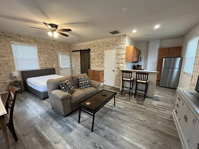 Studio, 1.0 bath, 500 sqft, $1,325 — Photo 1