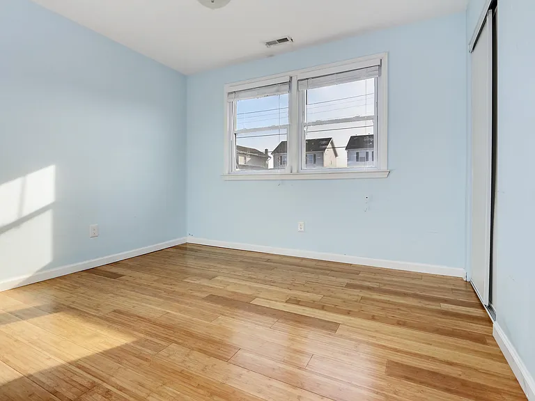 361 N Richmond Ave — Photo 15