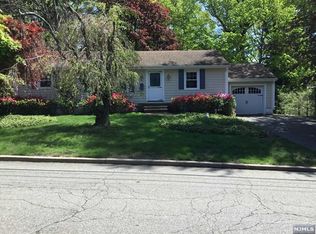 8 Clifford Dr, Park Ridge, NJ 07656