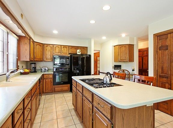 5th image of 52 W Mallard Ln