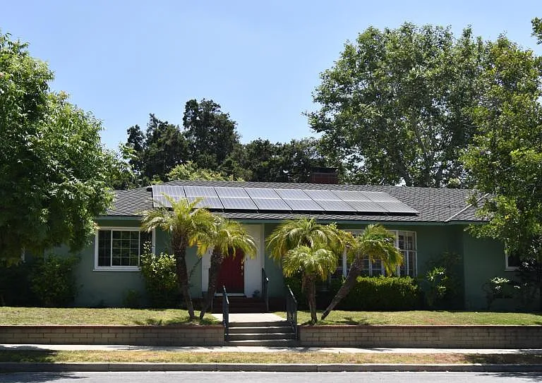 841 W Roses Rd — Photo 1