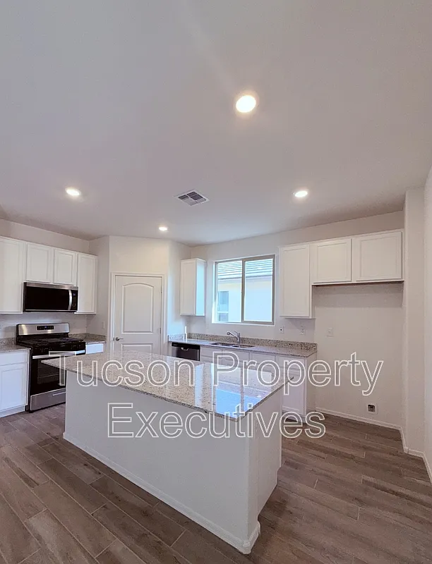 3 bed, 2.0 bath, 1500 sqft, $2,500 — Photo 3