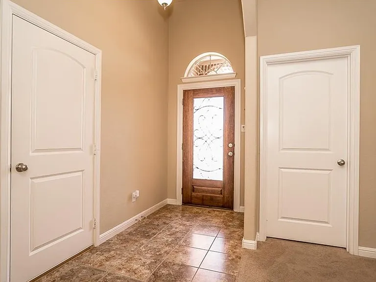 1405 Nightingale Dr — Photo 3