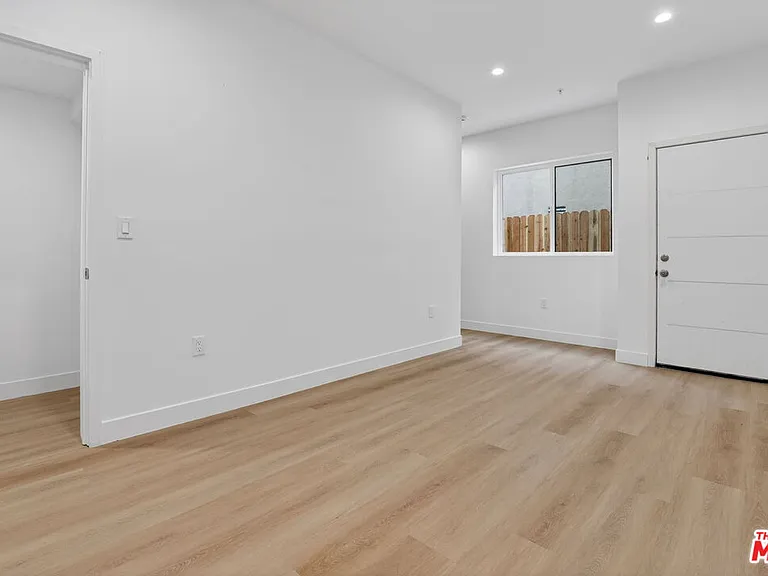 11444 Oxnard St #1/2 — Photo 12