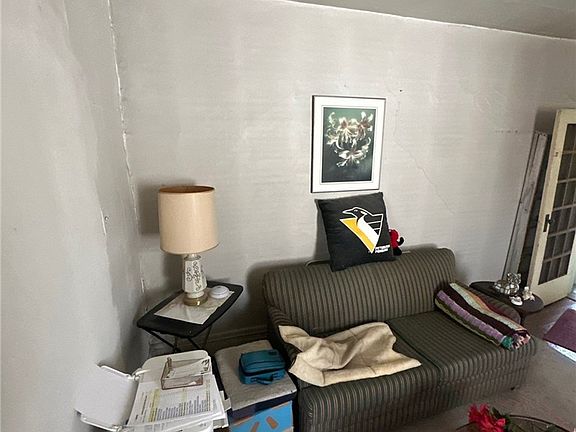 5th image of 156 Dewey St
