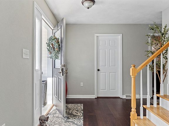 5th image of 724 Monforte Dr