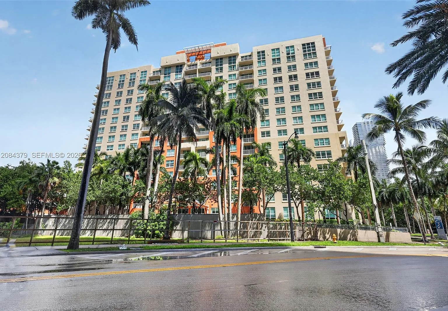 Cite Condo — Photo 1