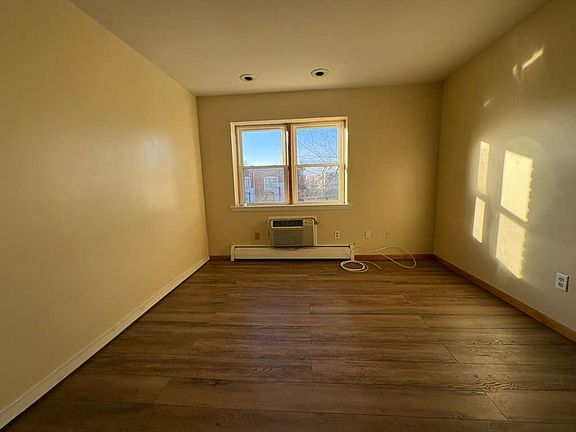 2nd image of 189 Thompson St #2A