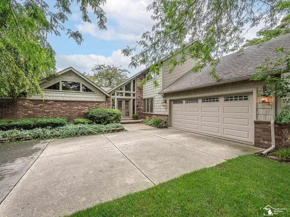 2112 Strasburg Rd, Monroe, MI 48161