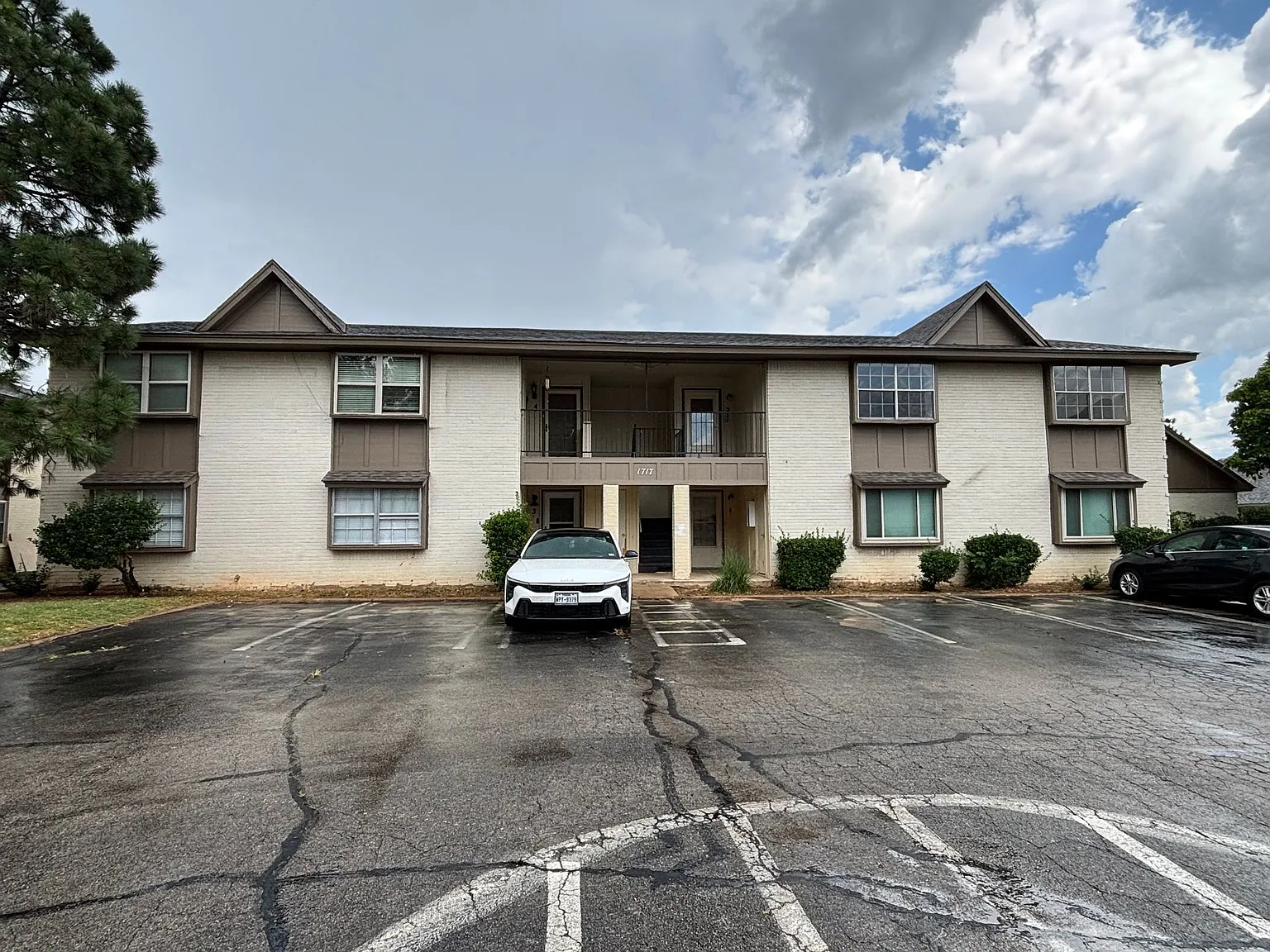 3-bedroom, 2-bathroom condo in Norman with central heat and air and washer and dryer provided — Photo 1