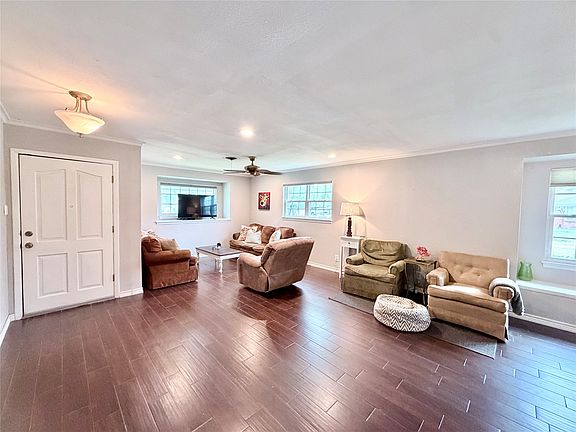 4th image of 933 Avenue F