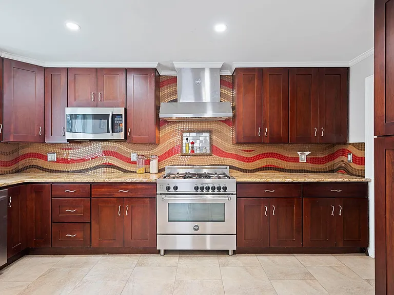 567 Dupont St — Photo 12