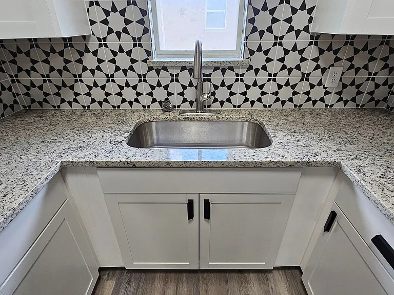2420 Louise St — Photo 28