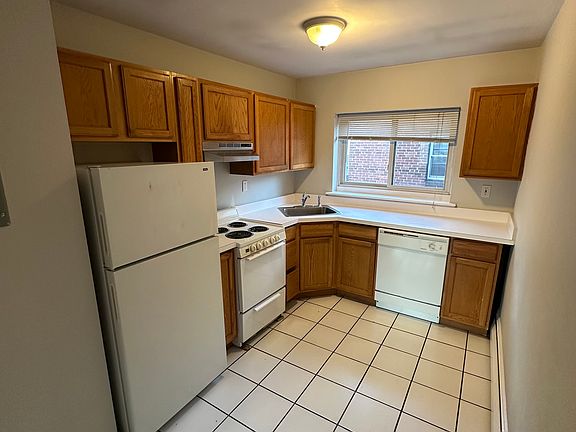 2nd image of 43 Selkirk Rd #11