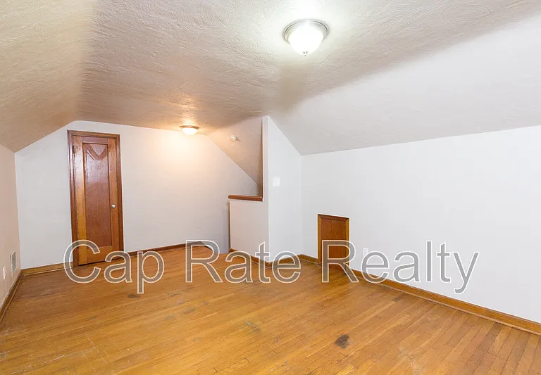 324 S Powell Ave — Photo 2