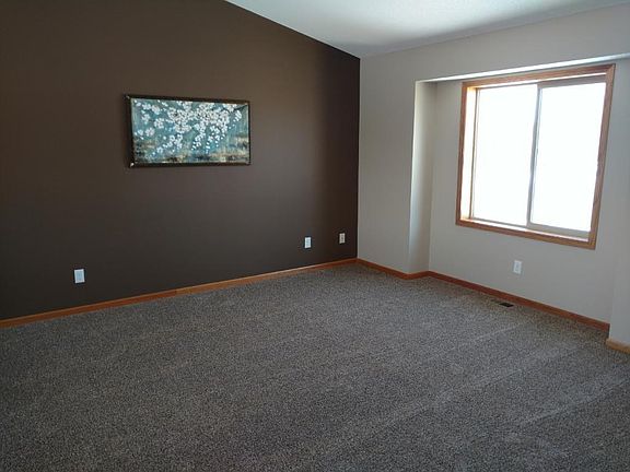 Large living room next to kitch/dining