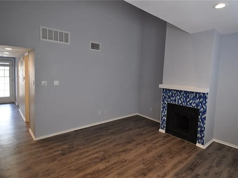706 W 22nd St #305 — Photo 2