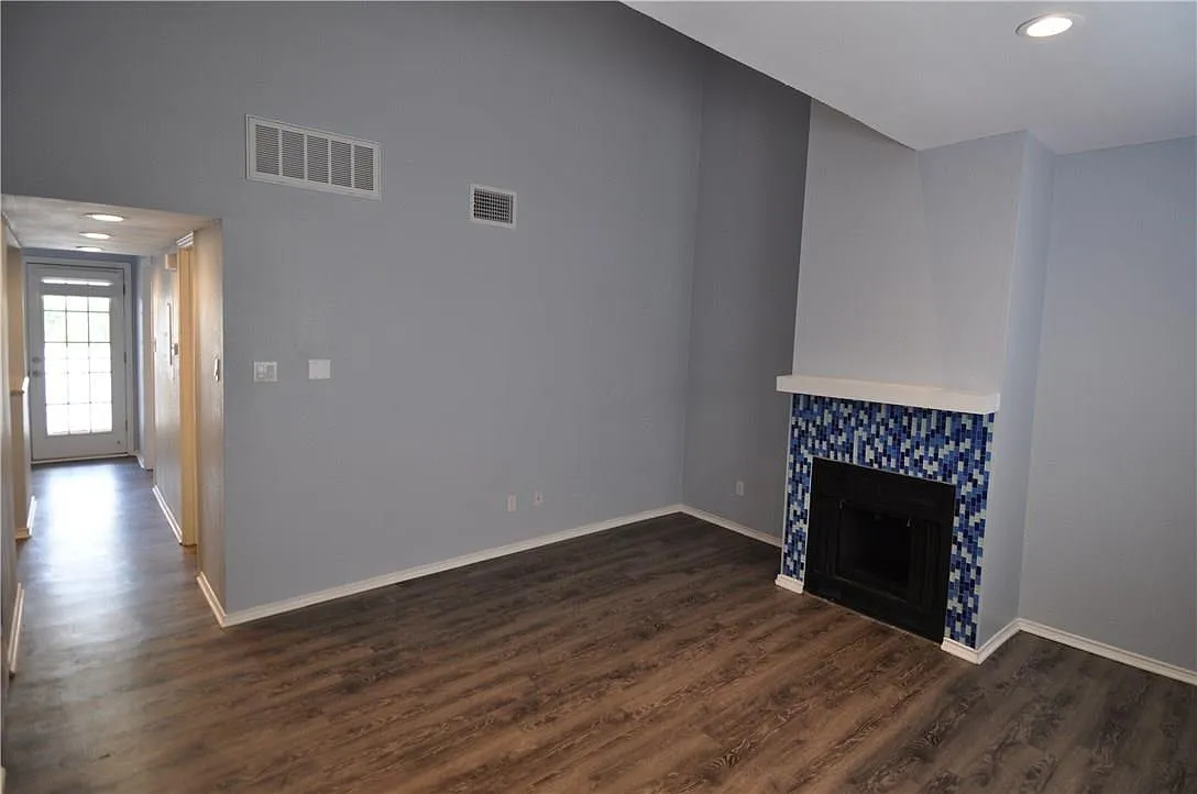 Building Photo - 706 W 22nd St #305