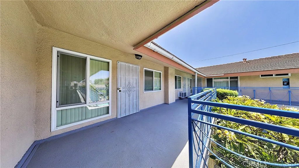 2 bed, 1.5 bath, 909 sqft, $2,450 — Photo 2