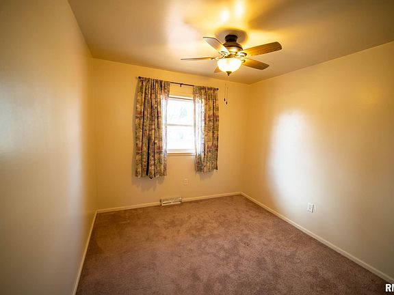 4th image of 1571 Beecher Ave