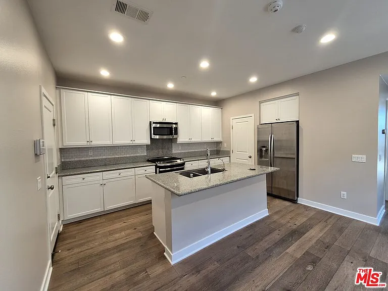 383 Silktree Ave — Photo 6