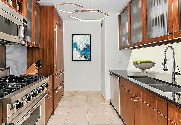 2nd image of 250 E 53rd St APT 603