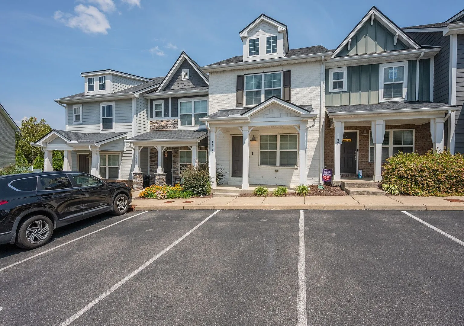 Modern Townhome in Central Location — Photo 1