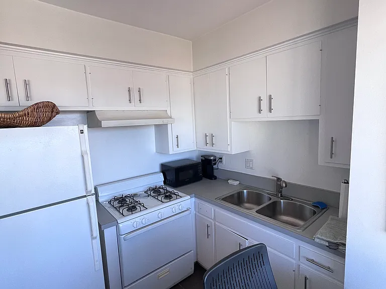 Crest Dr — Photo 9