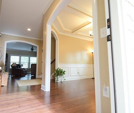 4th image of 16 Spring Pond Ln