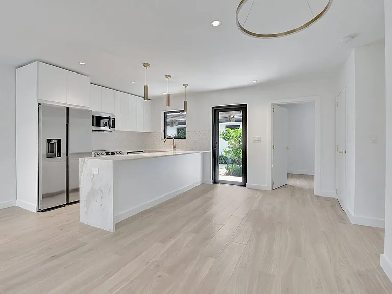 1361 SE 4th St #3 — Photo 21