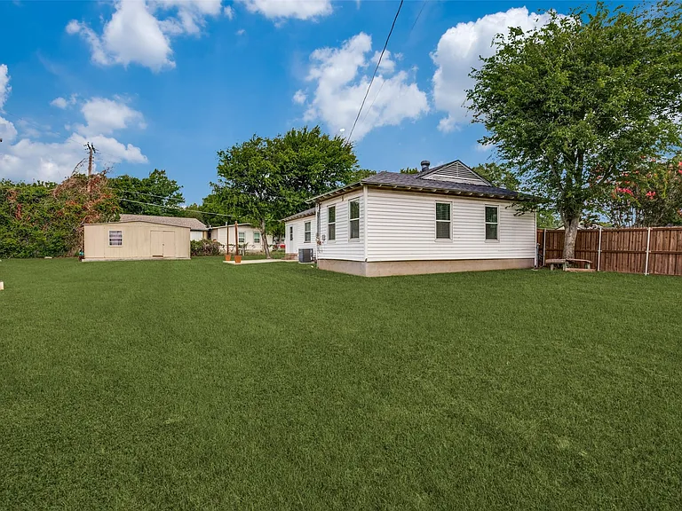 202 W Cherry St — Photo 11