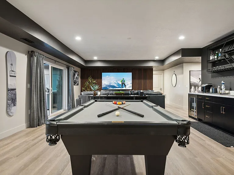 Downstairs game room. Billiards, Wet Bar (BYOB), TV, XBox (bring your log in) and Poker Table.