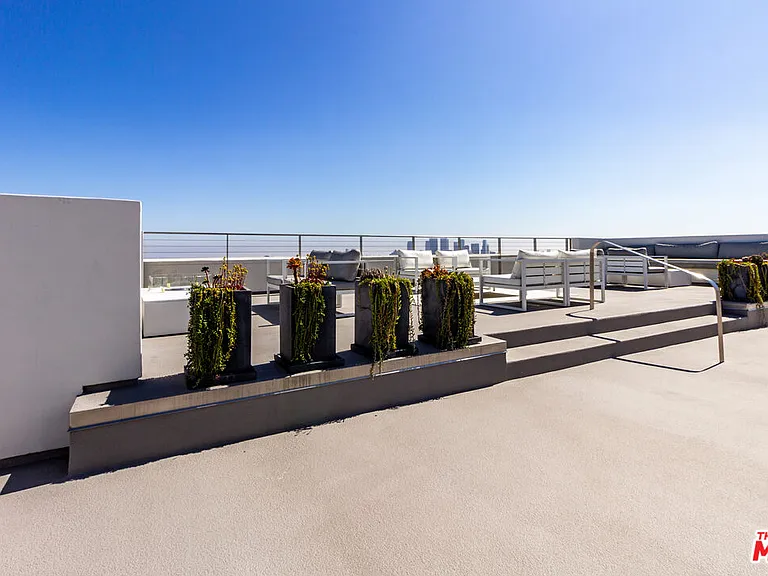 838 N Doheny Dr #203 — Photo 23
