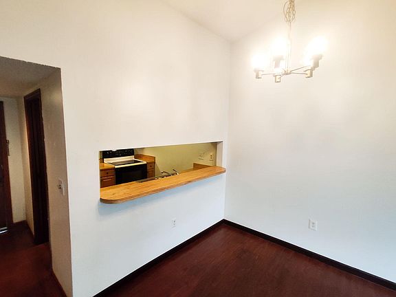 2nd image of 119 Crown Point Cir #119