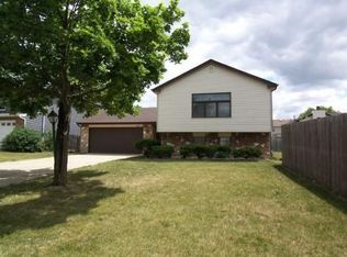 11 Woodbury Ct, Streamwood, IL 60107