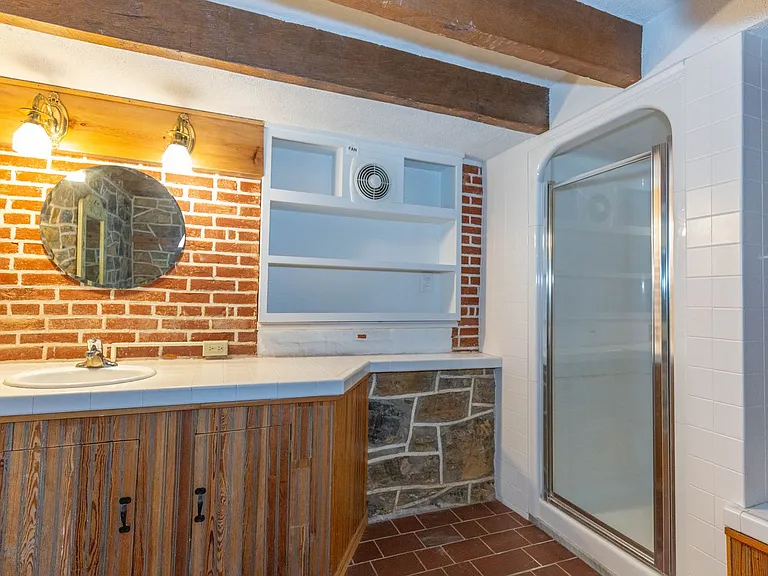 568 Smithfield Ln — Photo 16