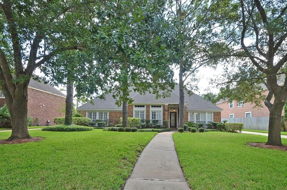1st image of 24707 Lakebriar Dr