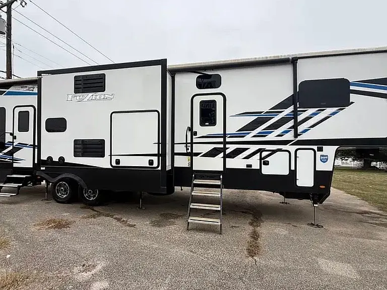 fifth wheel w/ 3 slides, toy hauler/porch