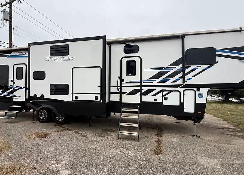 fifth wheel w/ 3 slides, toy hauler/porch