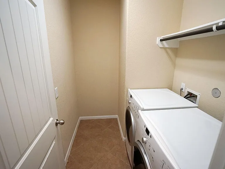 1067 Cedar Lake Ct — Photo 25
